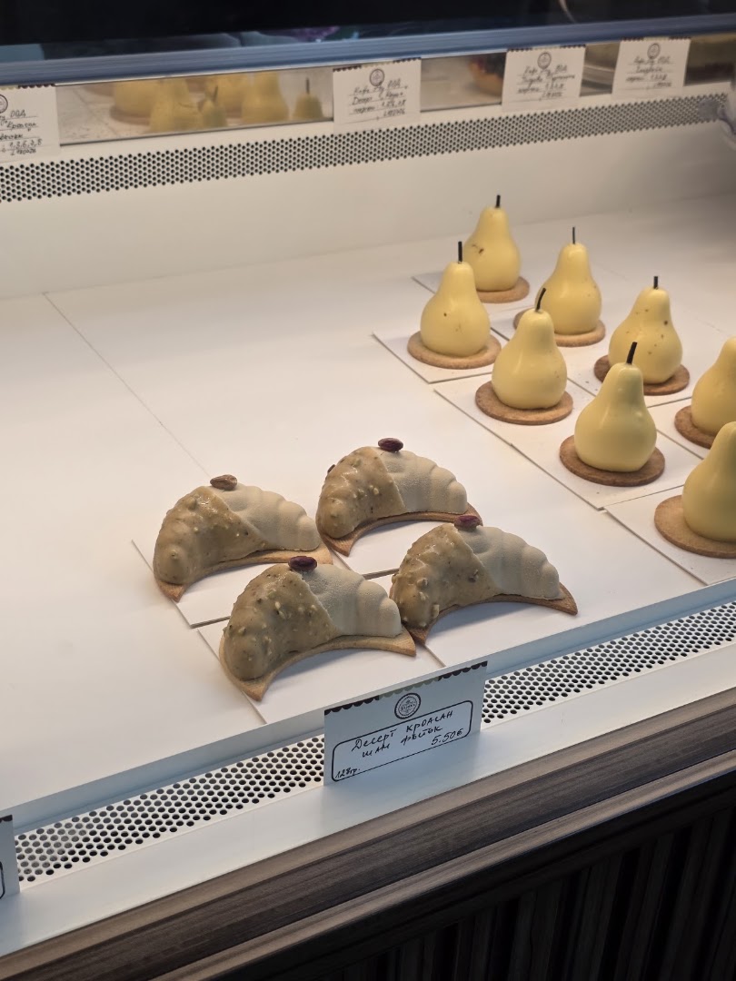Paris Pastry: high quality display of pastries