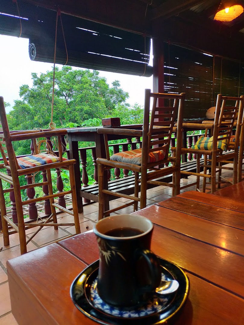 Cafe Alee: inviting atmosphere with scenic view