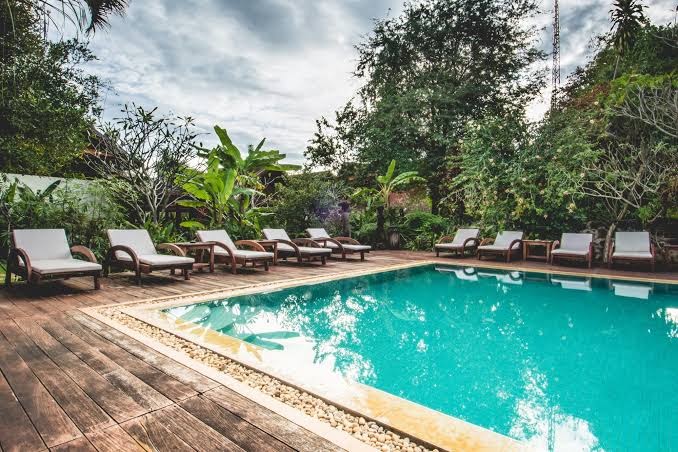 Terres Rouges Lodge: high quality inviting pool area