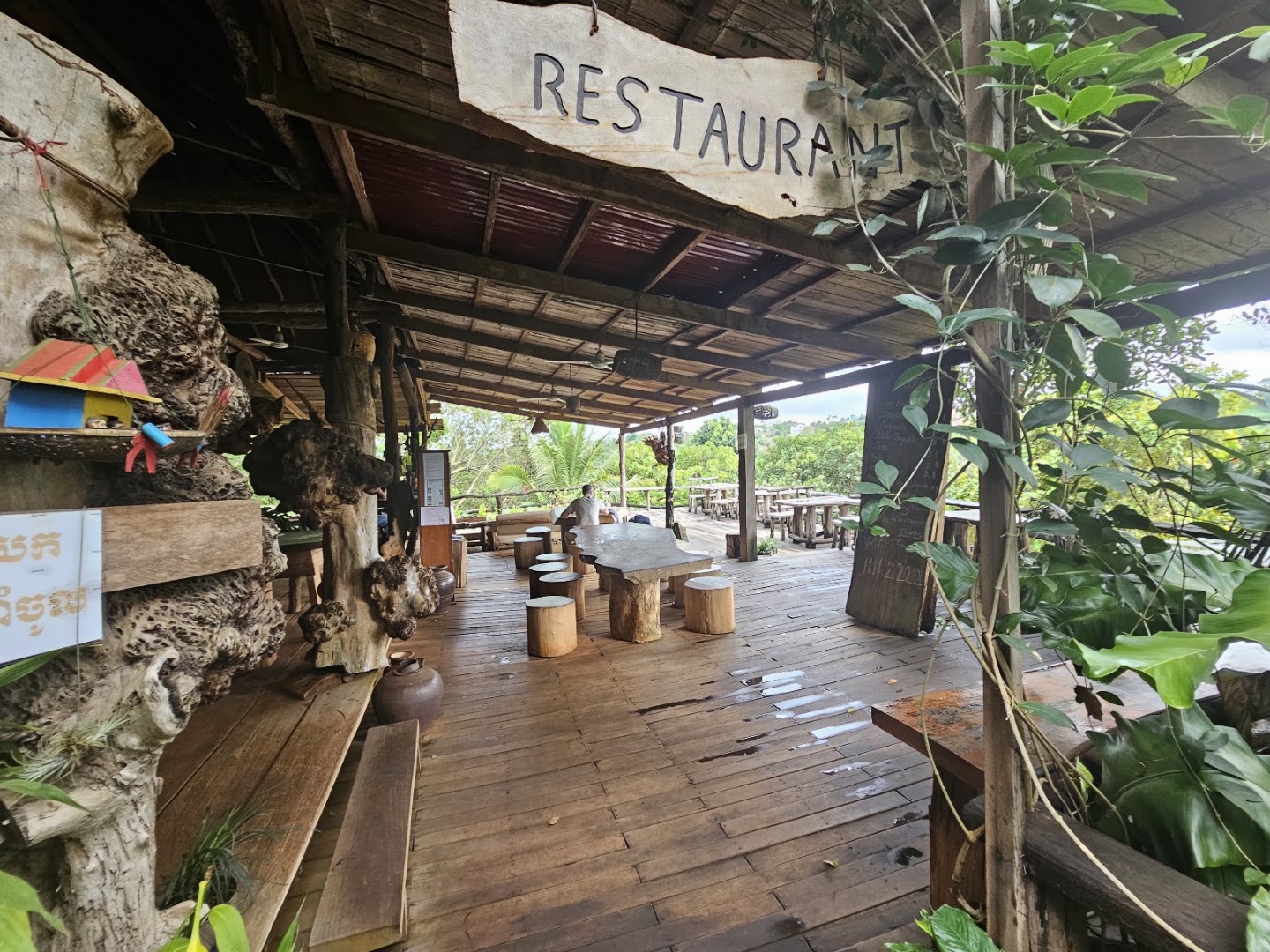 Tree Top Eco-Lodge: restaurant's rustic atmosphere