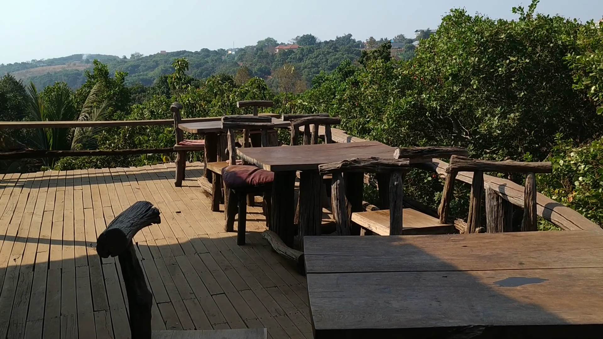 Tree Top Eco-Lodge: attractive outdoor terrace seating area