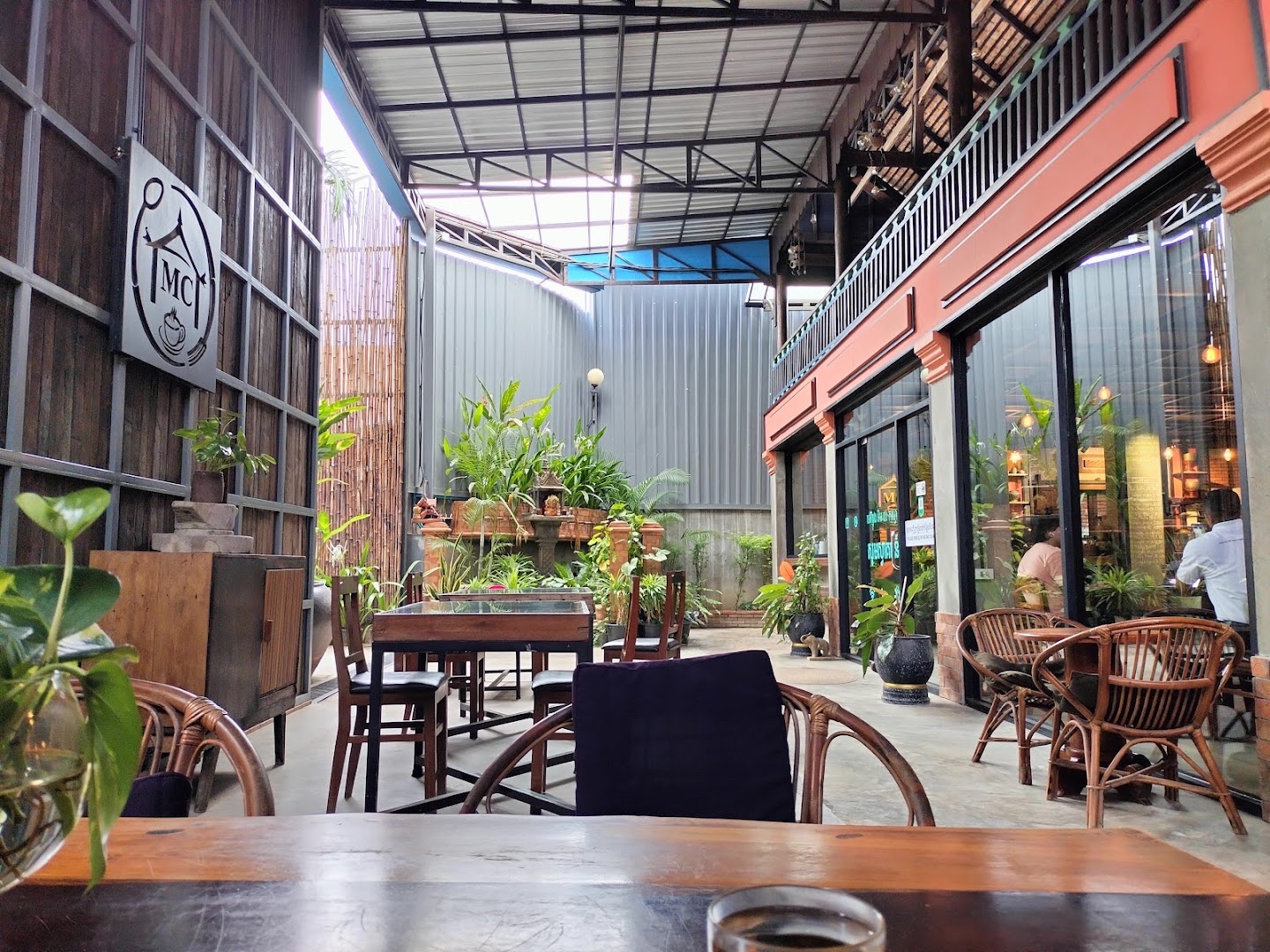 Maison MC Cafe: inviting atmosphere and clear interior