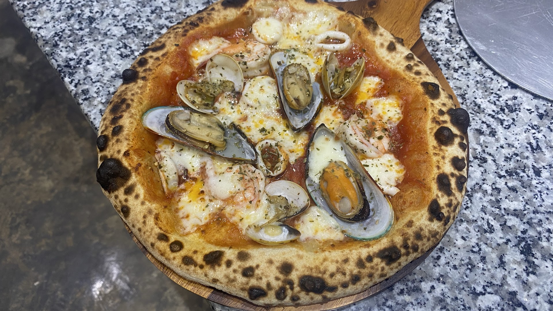 Scialla Cafe & Eatery: appetizing photo of seafood pizza