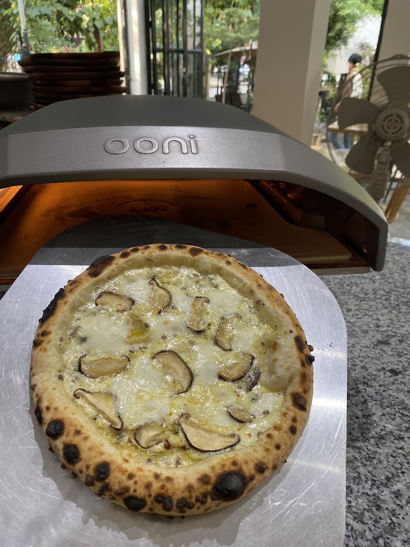 Scialla Cafe & Eatery: appetizing photo of fresh pizza