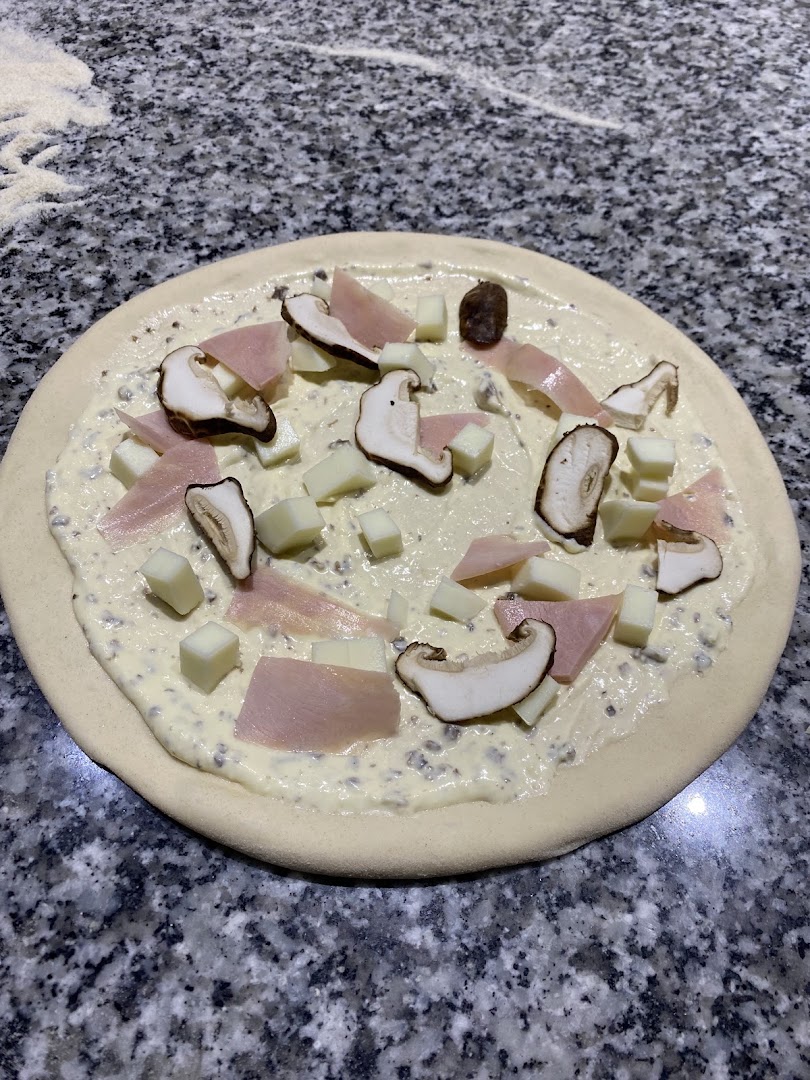 Scialla Cafe & Eatery: appetizing photo of pizza preparation