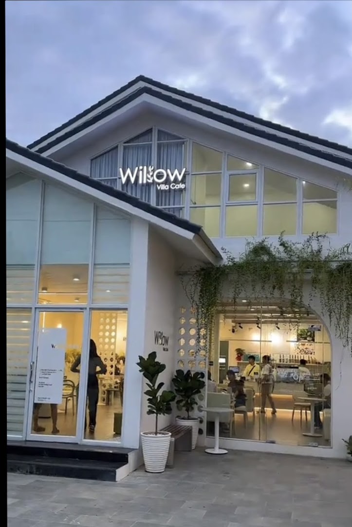 Willow Villa Cafe: clear, inviting exterior shot
