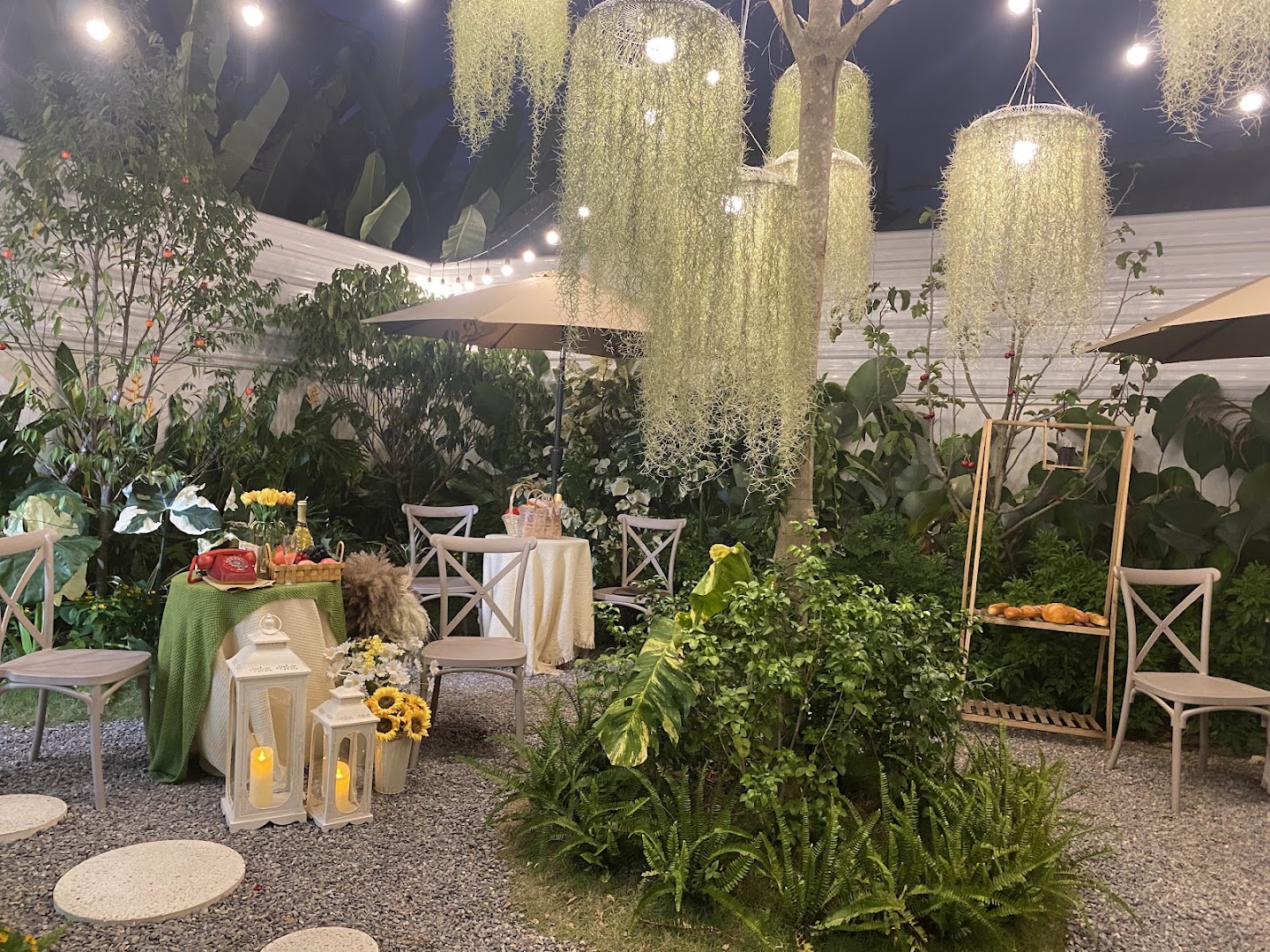 Willow Villa Cafe: beautiful, inviting outdoor seating area