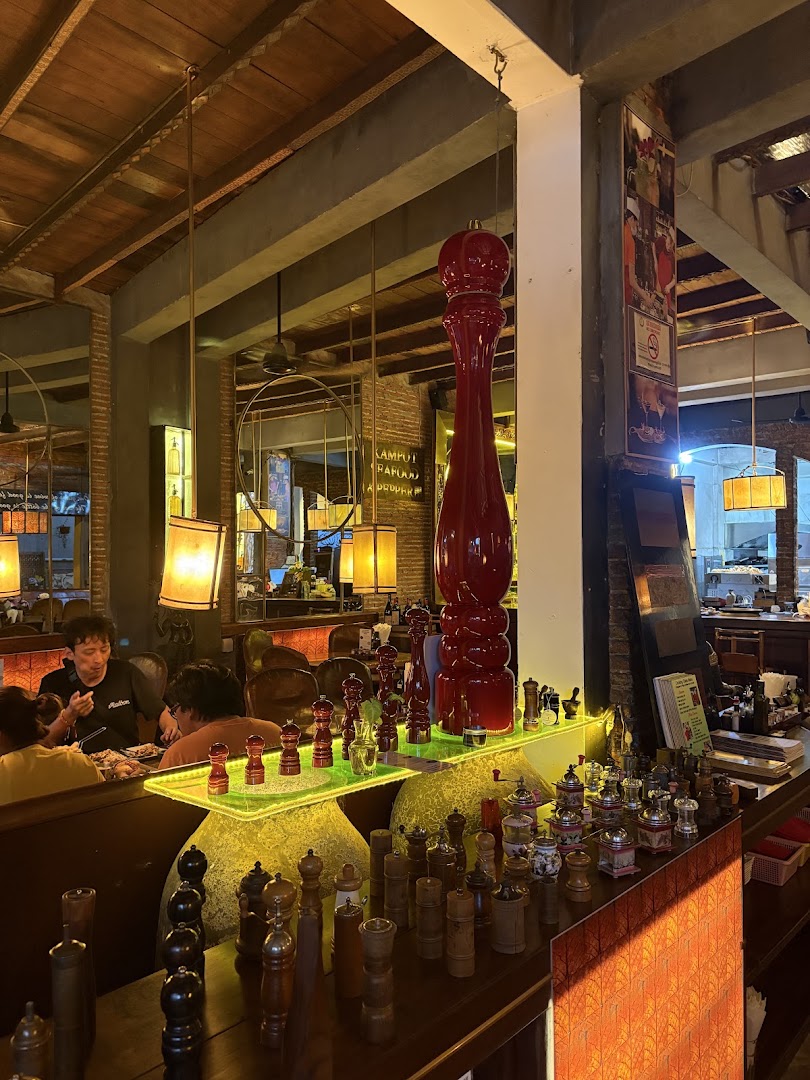Kampot Seafood & Pepper: restaurant atmosphere and decor