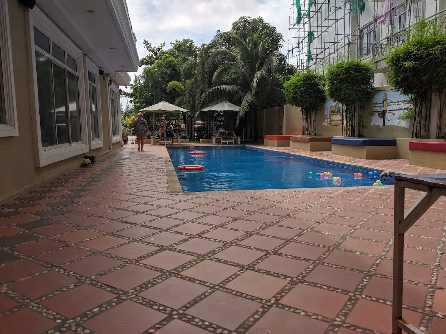 Mad Monkey Kampot: clear photo of pool area