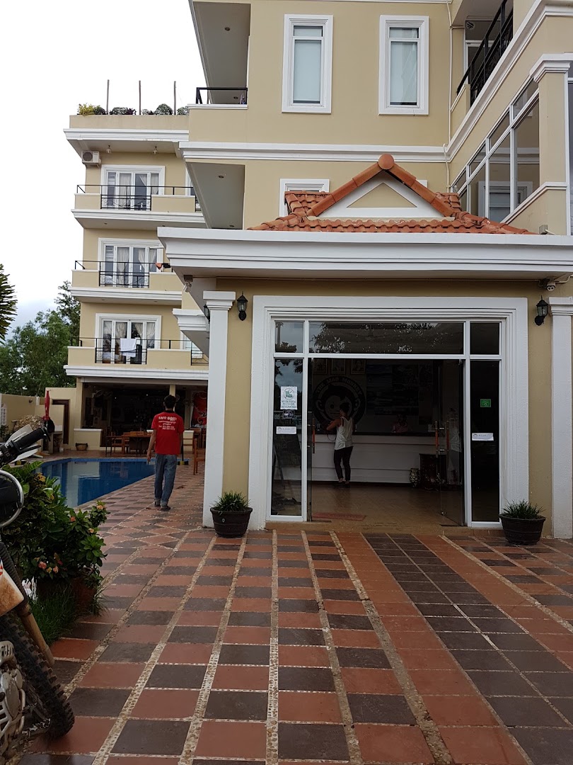 Mad Monkey Kampot: clear exterior view of venue