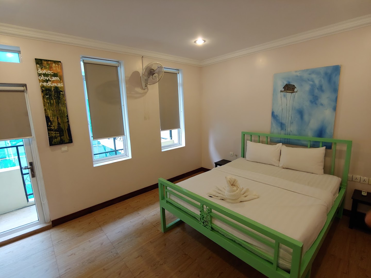 Mad Monkey Kampot: clean and professional room photo