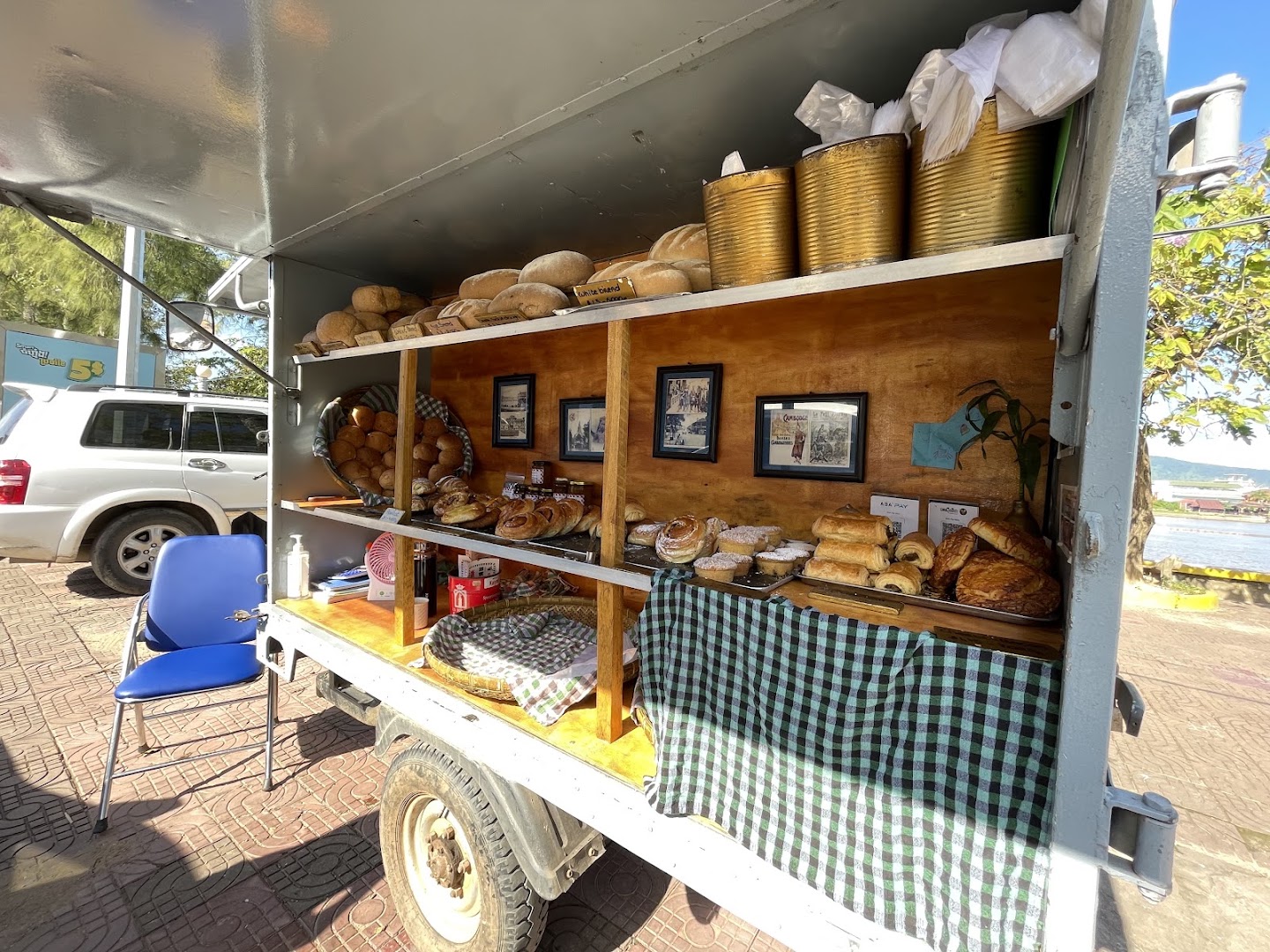 Nom Tom Bakery: clear display of bakery products
