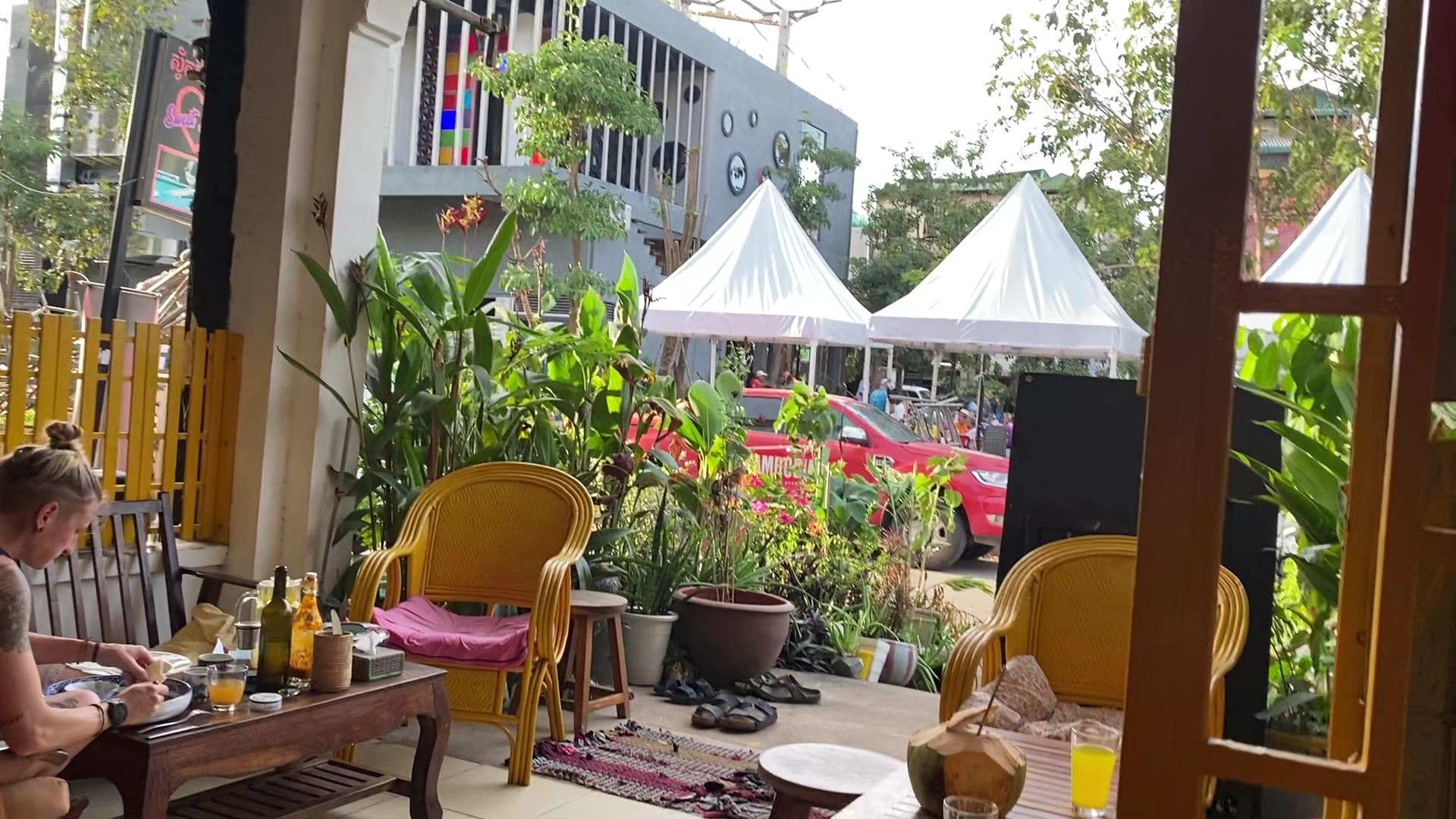Simple Things: inviting atmosphere and outdoor seating