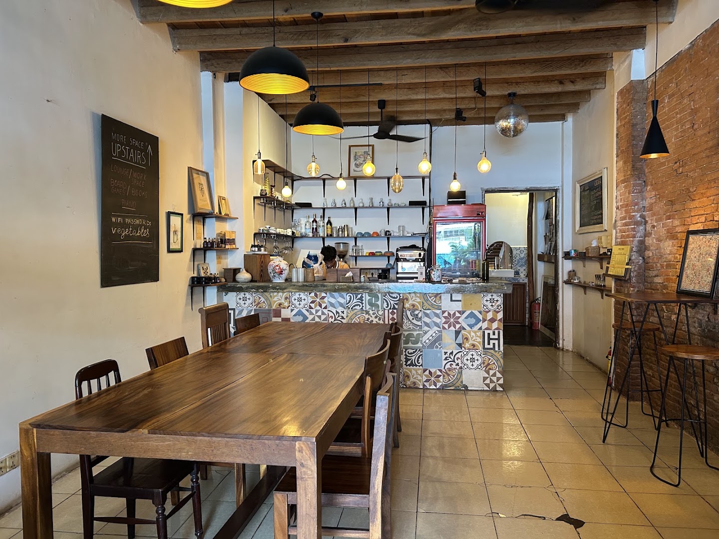 Simple Things: clear, inviting interior atmosphere shot