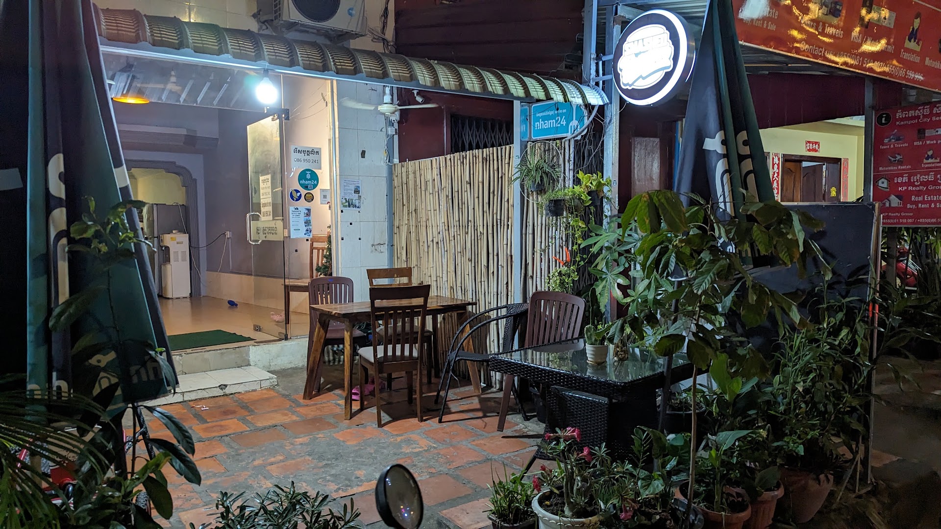 Smashed Burger Co: clear photo of restaurant exterior