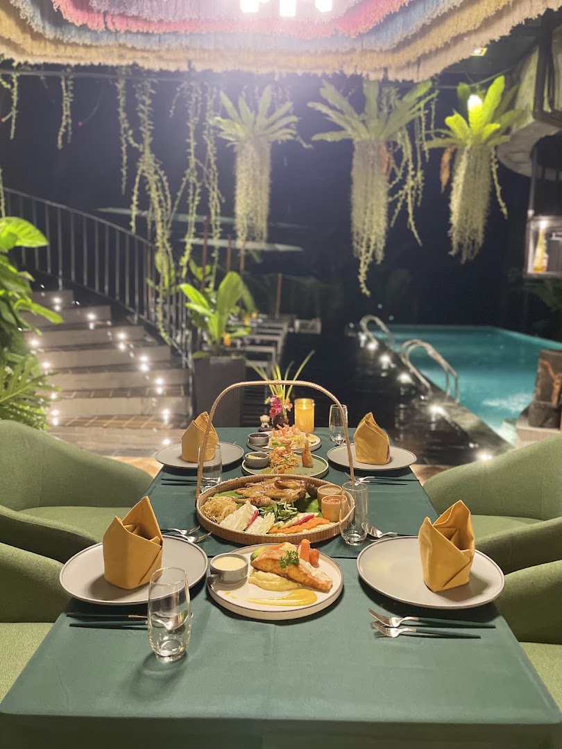 The Glow Restaurant: beautifully presented dining atmosphere