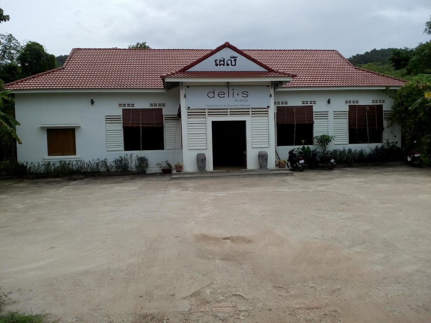 Deli's Kep: clear exterior shot of venue