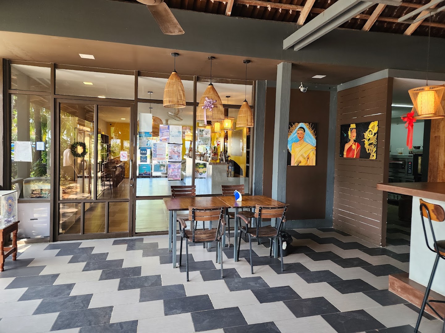 Deli's Kep: clear view of venue interior