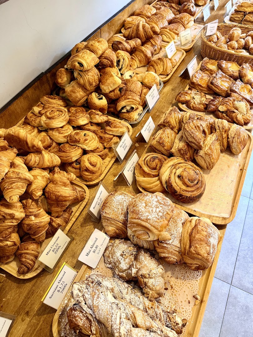 Deli's Kep: appetizing display of fresh pastries