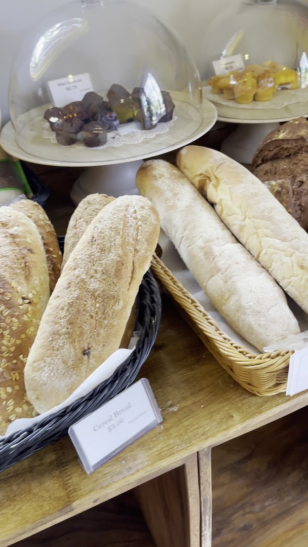 Deli's Kep: appetizing display of fresh bread