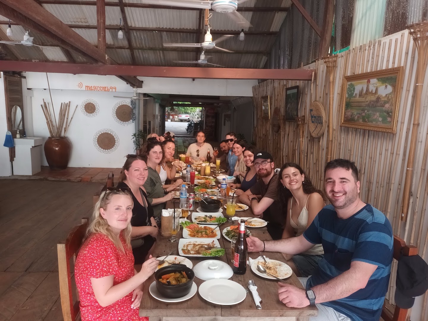 Magic Crab: happy customers enjoying food