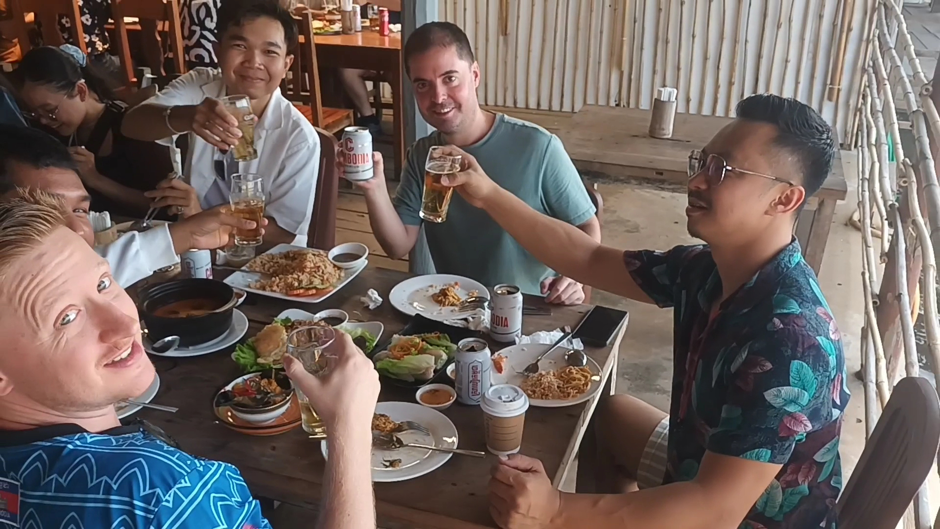 Magic Crab: customers enjoying the restaurant