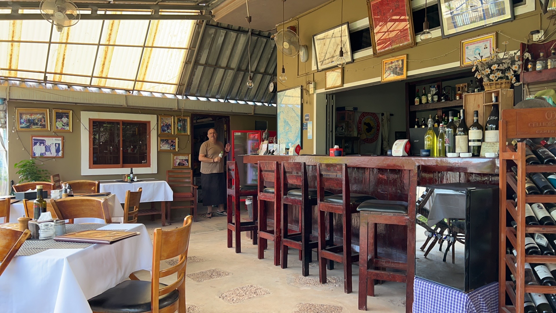 Martini Bar Restaurant Kep: clear, inviting view of interior
