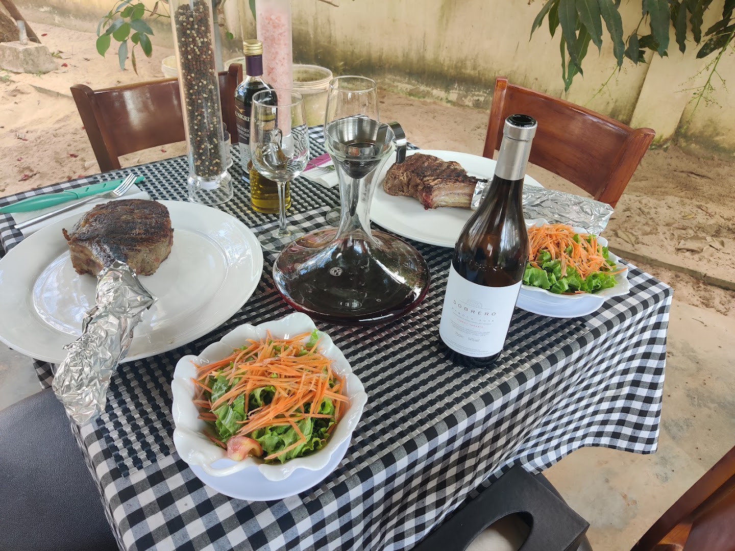 Martini Bar Restaurant Kep: appetizing food and wine presentation