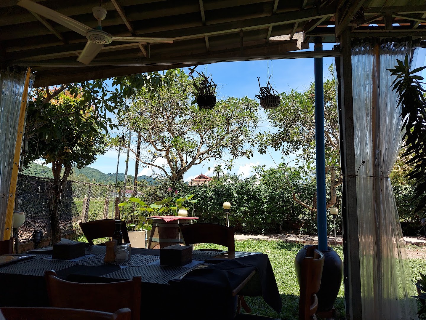 Martini Bar Restaurant Kep: inviting and pleasant restaurant atmosphere