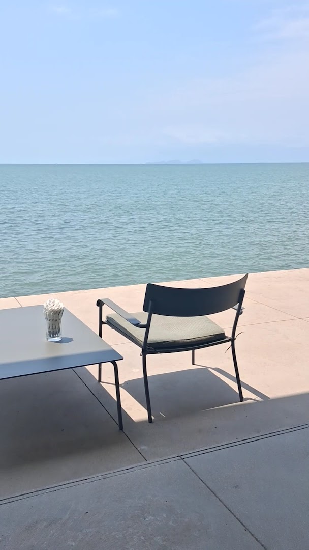 The Wave: attractive terrace with ocean view