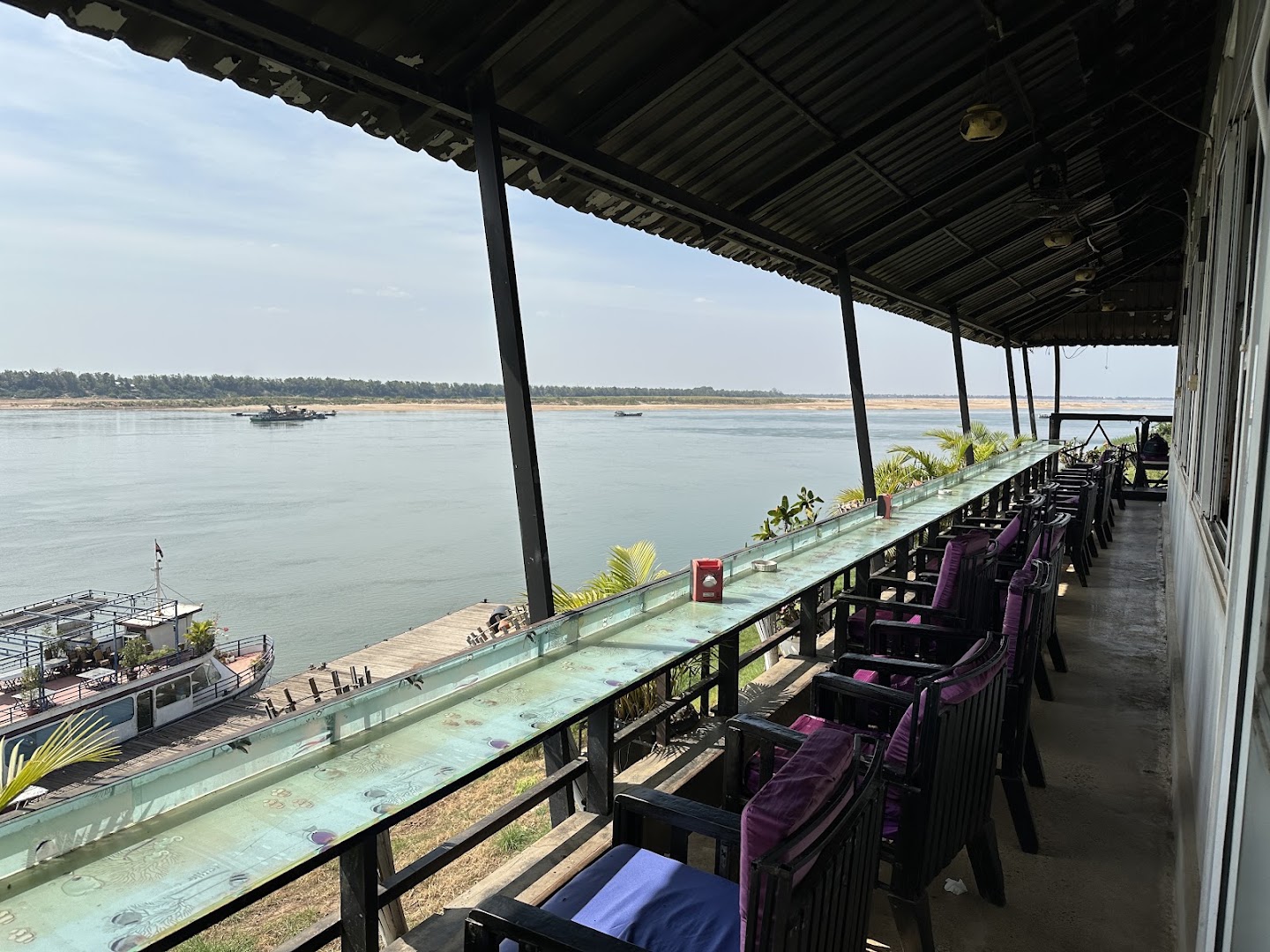 Jasmine Boat Restaurant: attractive river view dining area