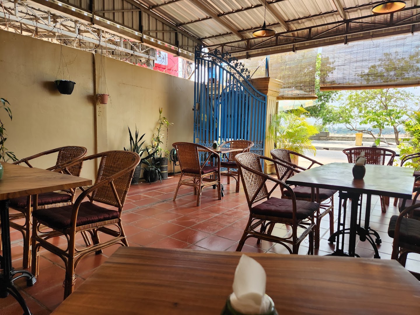 Mekong MoJo Restaurant & Bar: clear view of restaurant terrace