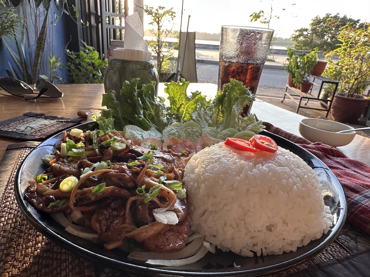 Mekong MoJo Restaurant & Bar: appetizing food photo with atmosphere