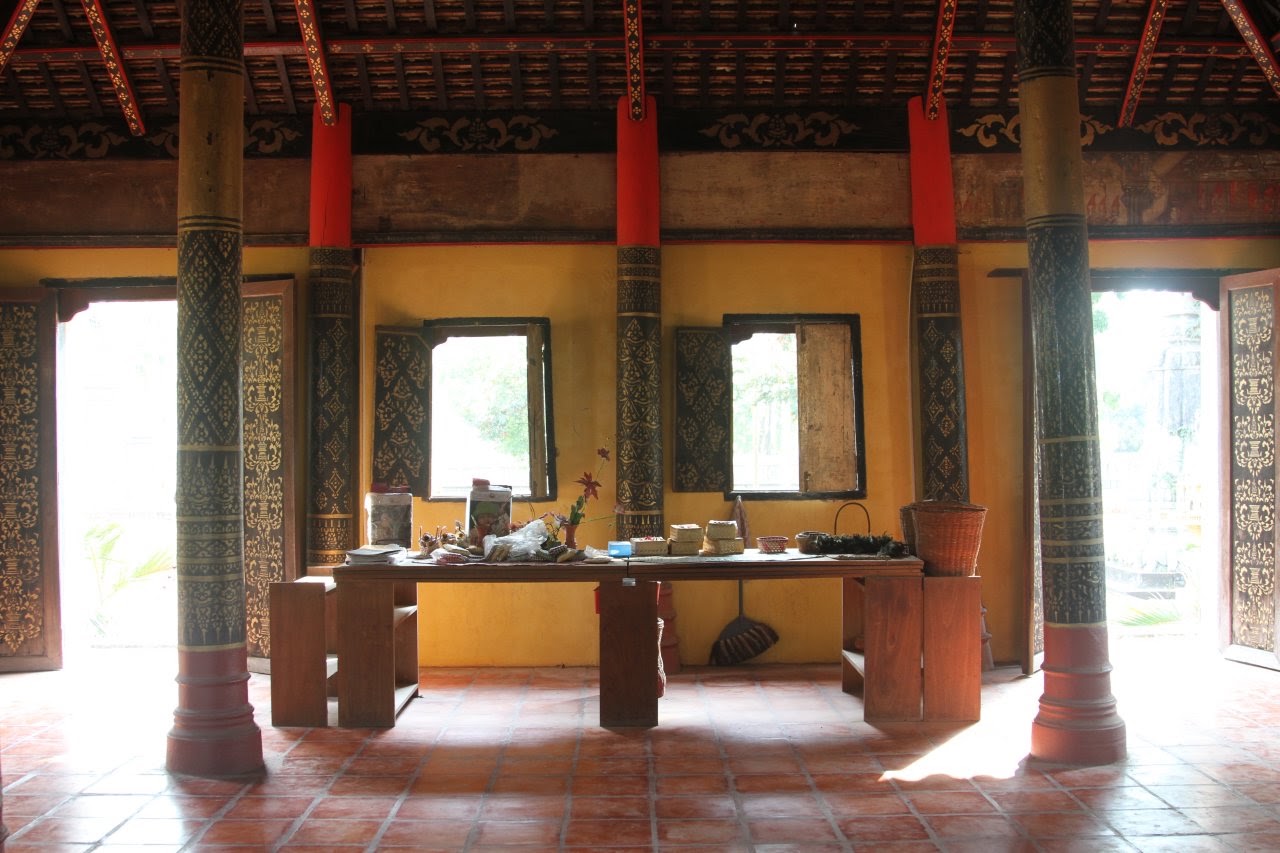 Wat Rokar Kandal: authentic interior atmosphere
