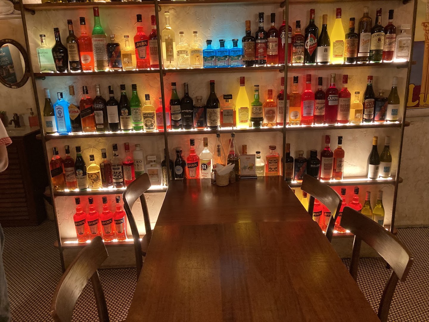 Cin Cin Pizzeria: attractive bar display and atmosphere