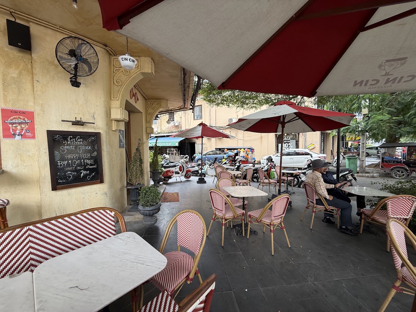 Cin Cin Pizzeria: inviting outdoor terrace atmosphere