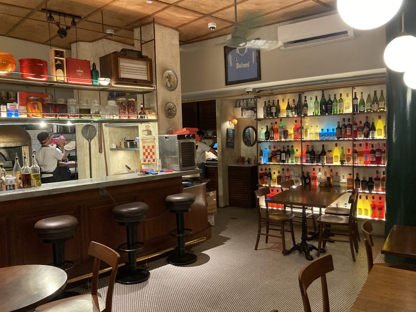Cin Cin Pizzeria: inviting restaurant interior and atmosphere