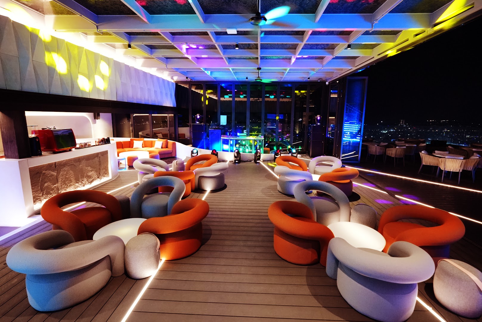 23 Sky Bar: high quality atmospheric venue shot