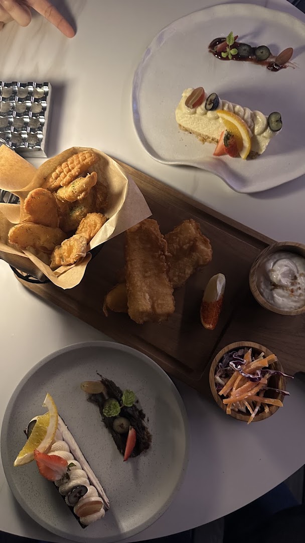 23 Sky Bar: appetizing food presentation and drink presentation