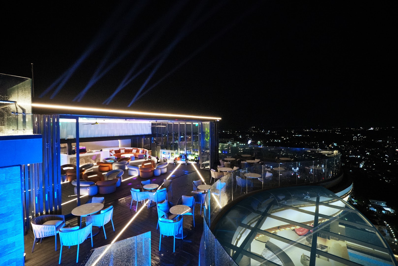 23 Sky Bar: high quality atmospheric venue shot