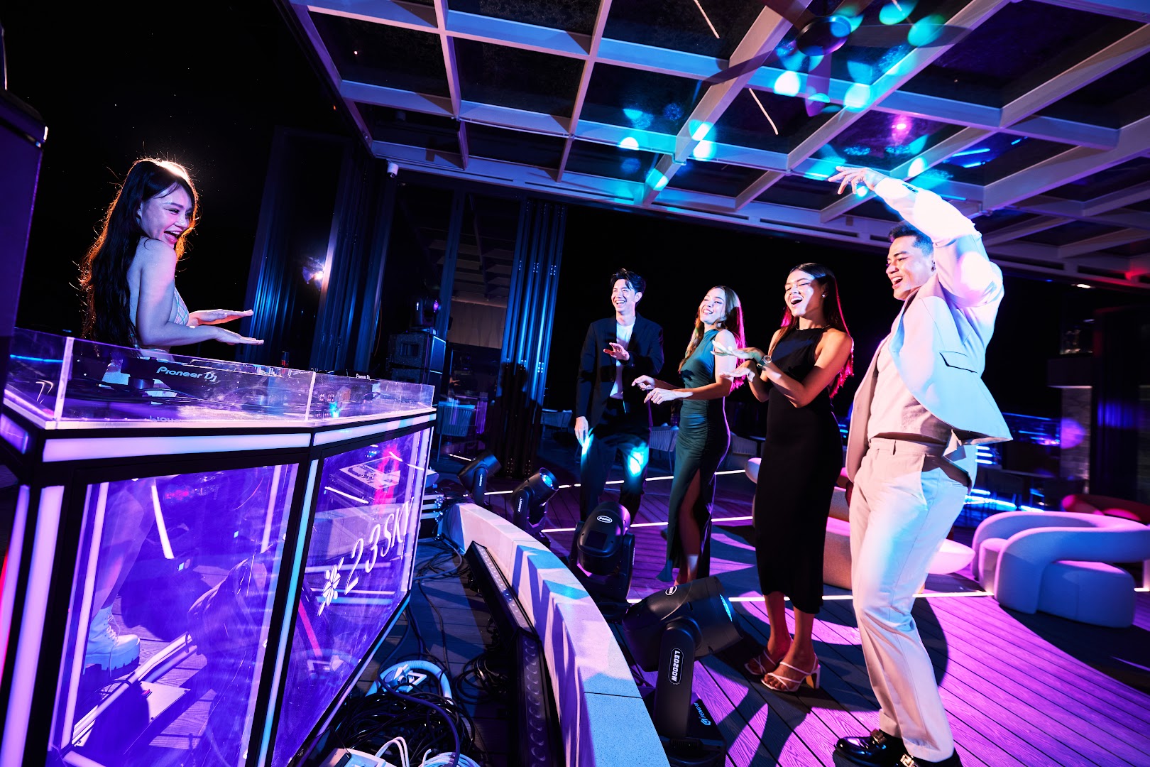 23 Sky Bar: vibrant atmosphere with happy guests