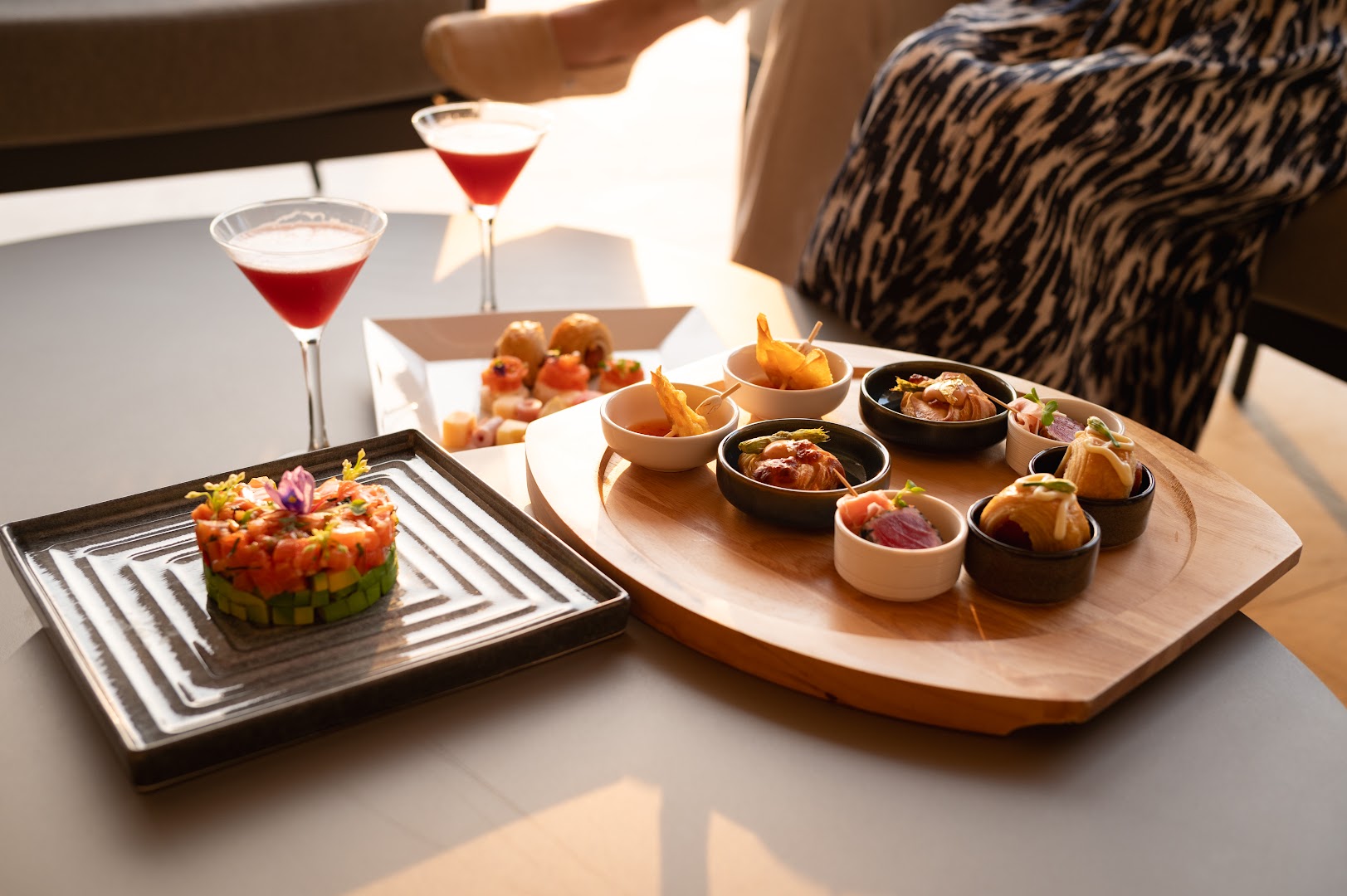 Aqua Bar & Grill: appetizing food and drink presentation