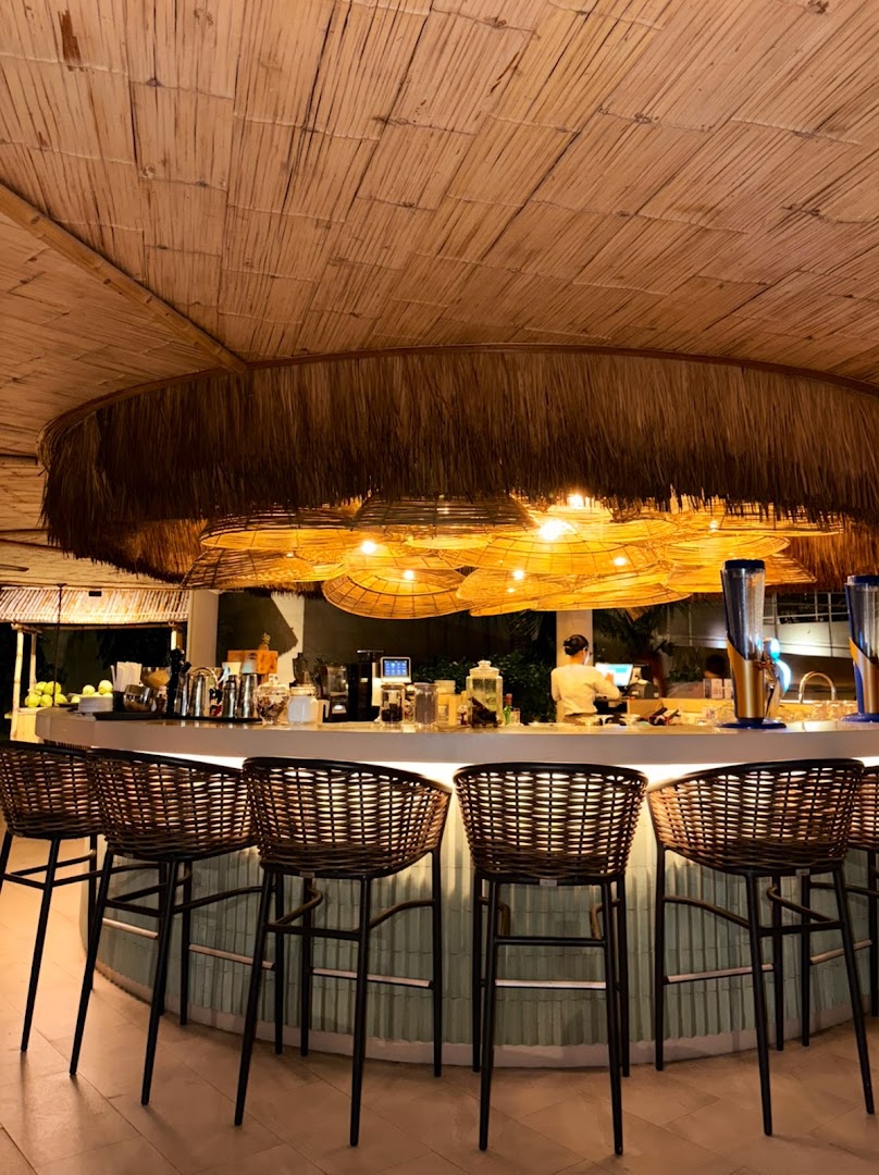 Aqua Bar & Grill: attractive, professional interior bar shot