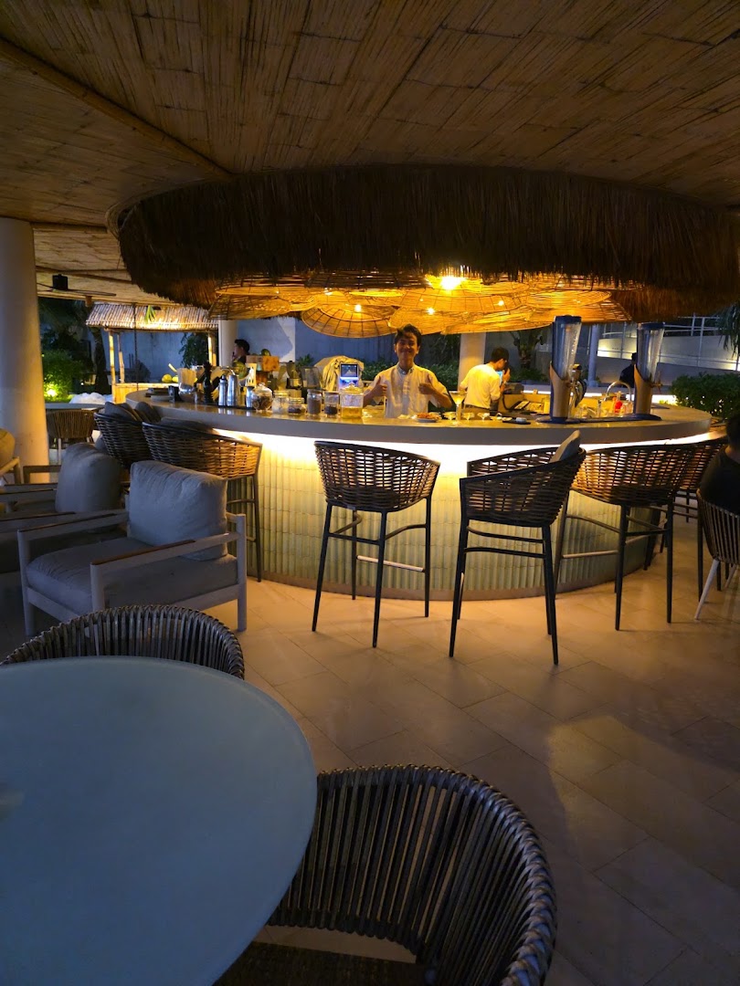 Aqua Bar & Grill: inviting atmosphere and professional quality