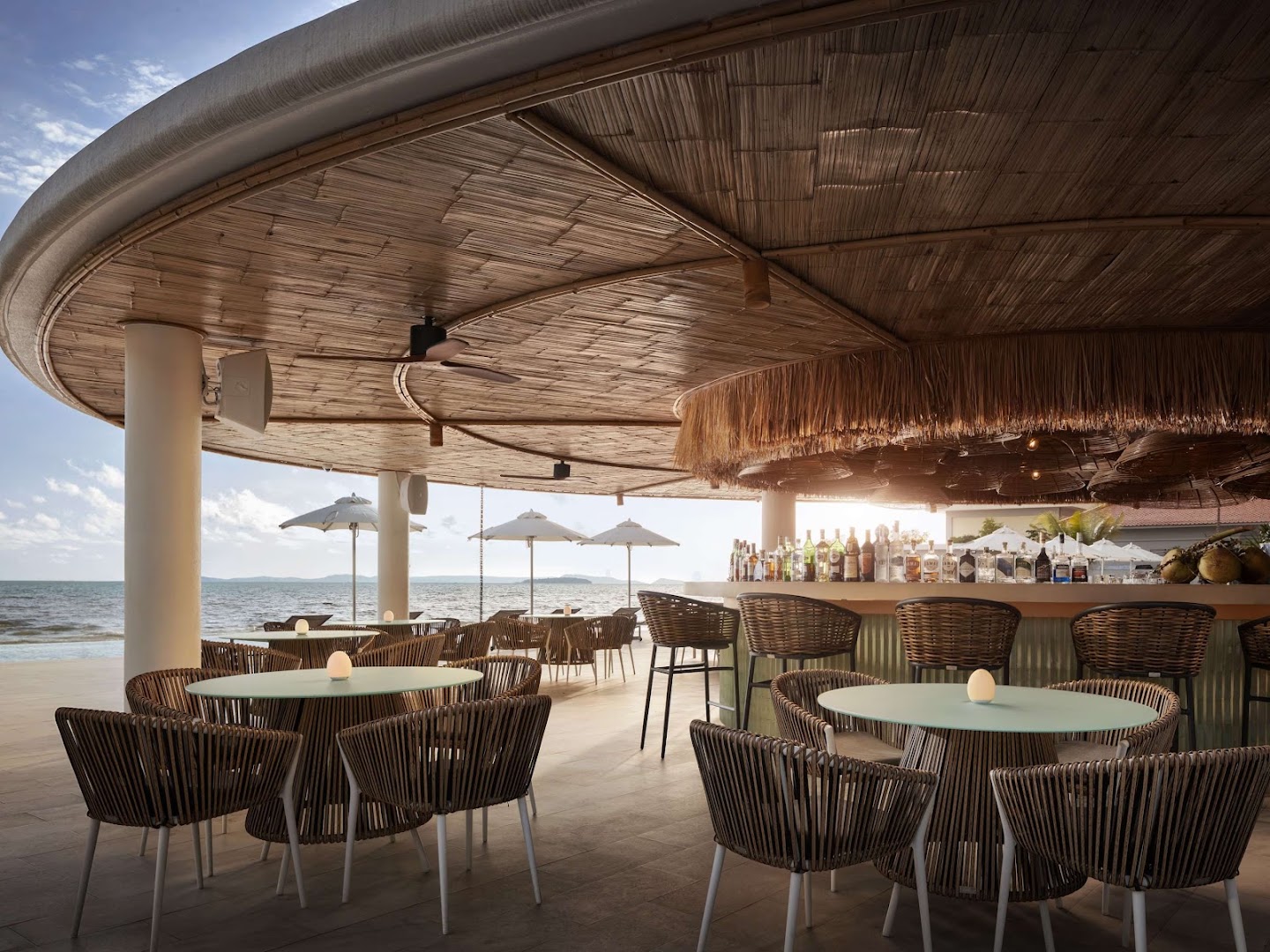 Aqua Bar & Grill: beautiful professional venue atmosphere shot