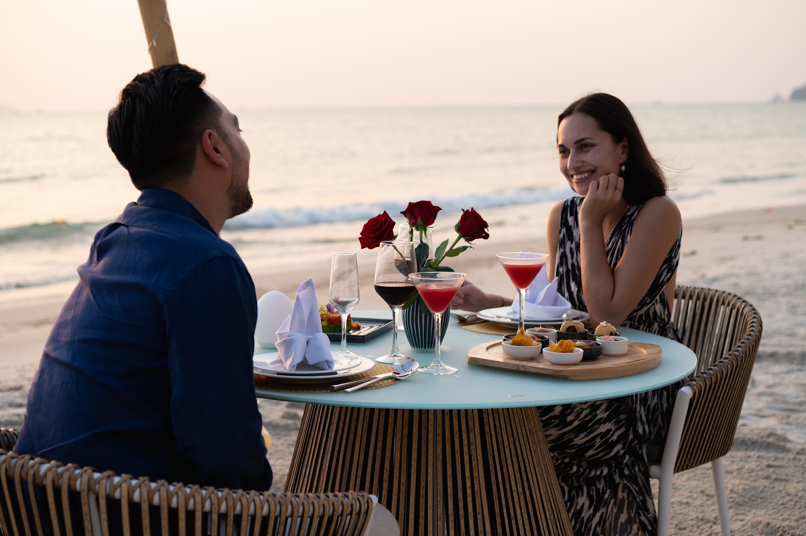 Aqua Bar & Grill: professional, inviting atmosphere and setting