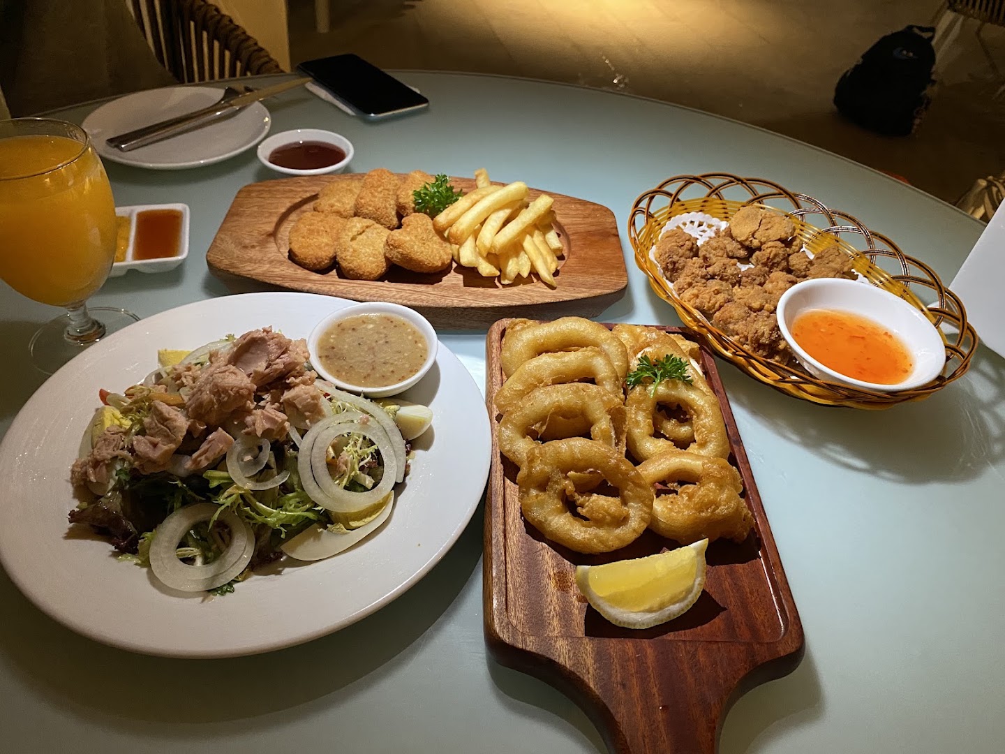 Aqua Bar & Grill: appetizing food presentation and clear presentation