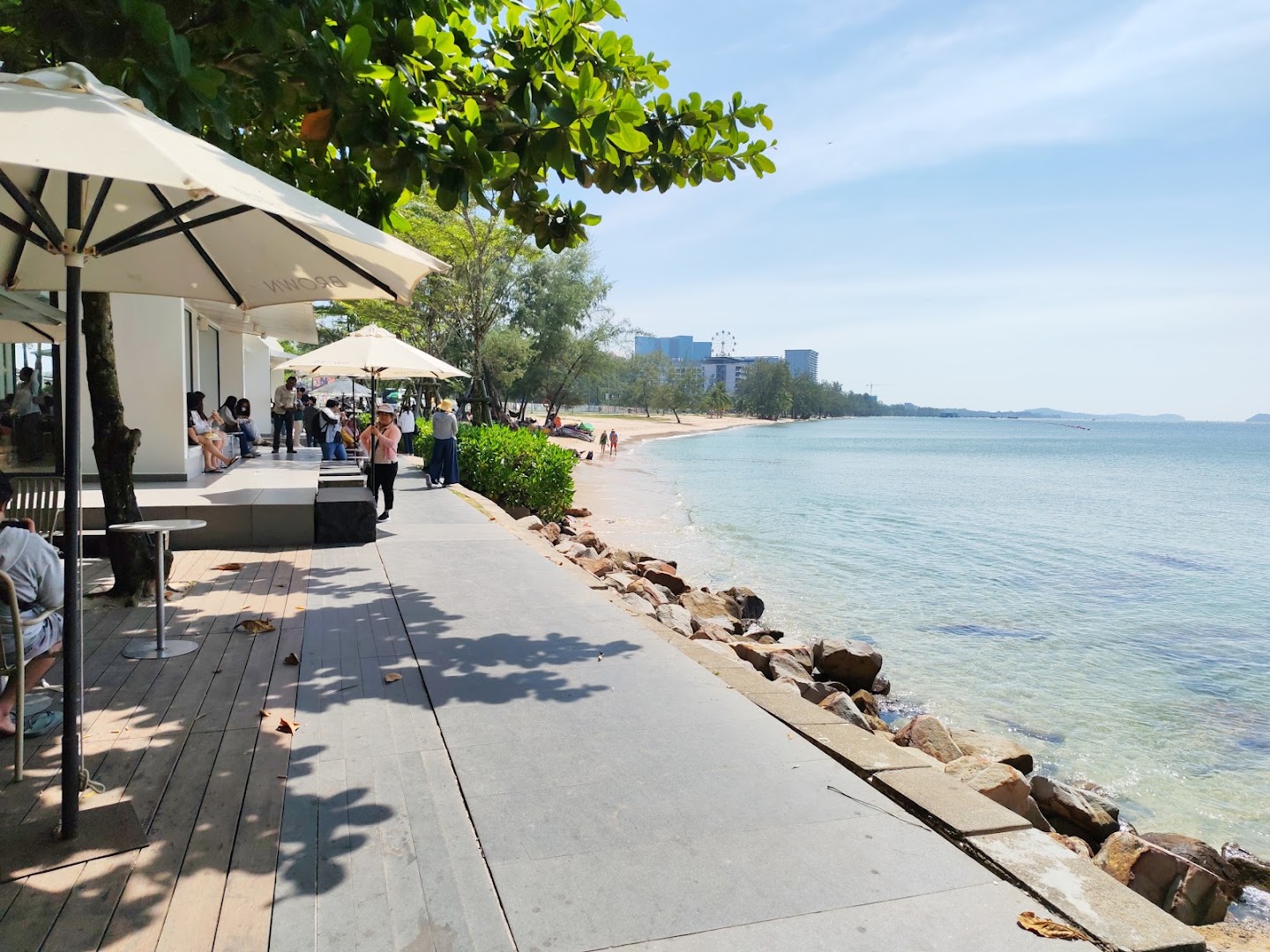 BROWN Coffee, Seaview: attractive outdoor seating area view