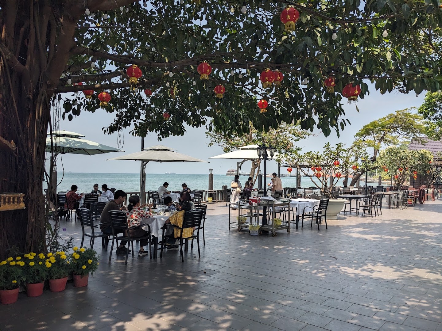 Chhne Meas: inviting outdoor dining atmosphere