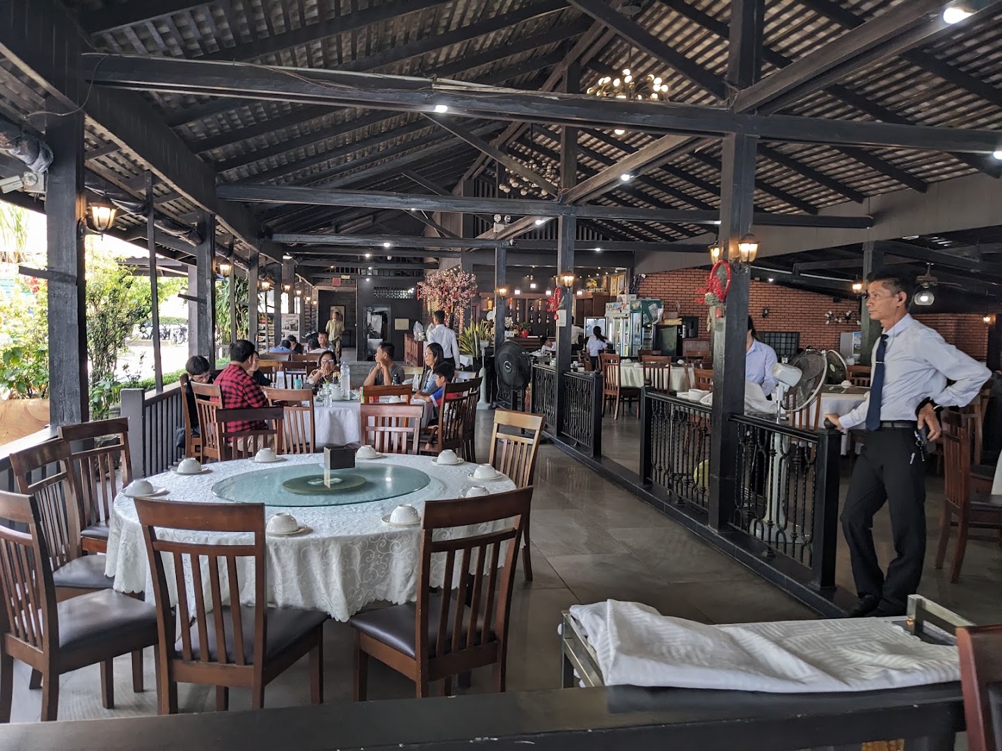 Chhne Meas: clear view of restaurant interior